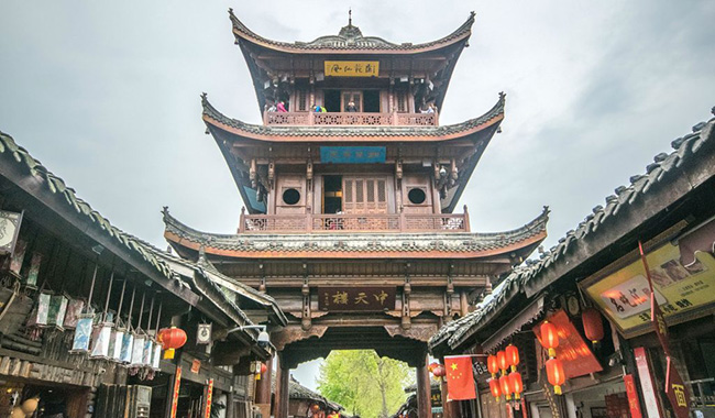 Th&agrave;nh phố cổ Langzhong nằm ở tỉnh Tứ Xuy&ecirc;n, l&agrave; một th&agrave;nh phố 2300 năm tuổi v&agrave; từng l&agrave; một th&agrave;nh tr&igrave; qu&acirc;n sự cổ đại rất nổi tiếng với văn h&oacute;a chi&ecirc;m tinh v&agrave; địa l&yacute;.
