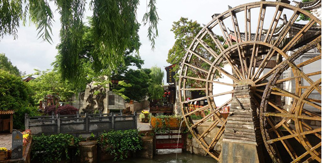 Phố cổ Lệ Giang nằm ở tỉnh V&acirc;n Nam, được x&acirc;y dựng v&agrave;o cuối triều đại nh&agrave; Tống v&agrave; đầu triều đại nh&agrave; Nguy&ecirc;n (cuối thế kỷ 13) v&agrave; c&oacute; diện t&iacute;ch khoảng 7.279 km2. Thị trấn đ&atilde; được UNESCO c&ocirc;ng nhận l&agrave; Di sản Thế giới.
