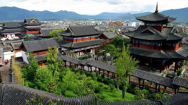 Thị trấn cổ Đại L&yacute; thuộc tỉnh V&acirc;n Nam, l&agrave; đại diện cho nền văn h&oacute;a d&acirc;n gian truyền thống của d&acirc;n tộc Bai v&agrave; c&oacute; 5 đường phố ch&iacute;nh được x&acirc;y dựng dưới thời trị v&igrave; của Ho&agrave;ng đế Minh Th&aacute;i Tổ, đời nh&agrave; Minh (1368&ndash;1398).

