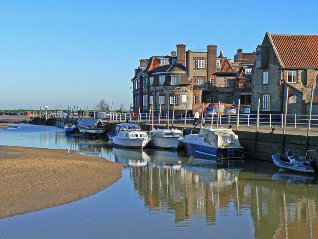 1. Blakeney, Norfolk, Anh: Blakeney c&oacute; từ thời Trung cổ,&nbsp;tự h&agrave;o với&nbsp;những đồi c&aacute;t, k&ecirc;nh, lạch v&agrave; những ng&ocirc;i nh&agrave; đẹp m&ecirc; hồn. Trong c&aacute;c t&ograve;a nh&agrave; cổ&nbsp;l&agrave; c&aacute;c qu&aacute;n rượu, nh&agrave; h&agrave;ng, kh&aacute;ch sạn v&agrave; cửa h&agrave;ng xinh xắn.&nbsp;
