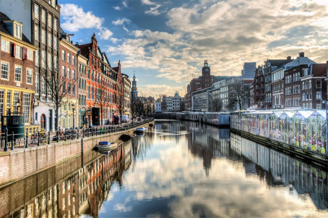 6. Amsterdam, H&agrave; Lan: Amsterdam c&oacute; những k&ecirc;nh đ&agrave;o khắp th&agrave;nh phố với&nbsp;c&oacute; rất nhiều thuyền.
