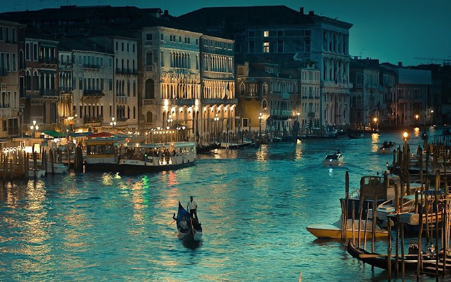 Du kh&aacute;ch c&oacute; thể kh&aacute;m ph&aacute; con k&ecirc;nh d&agrave;i 3.800m n&agrave;y c&oacute; bằng xe bu&yacute;t nước hoặc thuyền gondola, một loại phương tiện di chuyển y&ecirc;u th&iacute;ch của hầu hết kh&aacute;ch du lịch.&nbsp;
