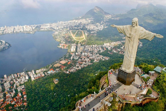 8. Rio de Janeiro, Brazil: Cảng Rio de Janeiro được coi l&agrave; một trong những kỳ quan thi&ecirc;n nhi&ecirc;n của thế giới. Khi c&aacute;c nh&agrave; th&aacute;m hiểm ch&acirc;u &Acirc;u kh&aacute;m ph&aacute; ra vịnh, họ đ&atilde; v&ocirc; c&ugrave;ng kinh ngạc trước vẻ đẹp long lanh của vịnh n&agrave;y.&nbsp;
