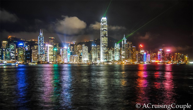 Những con thuyền sẽ đưa bạn đi chi&ecirc;m ngưỡng đường ch&acirc;n trời ấn tượng của Hong Kong, đặc biệt đẹp v&agrave;o ban đ&ecirc;m khi c&aacute;c t&ograve;a nh&agrave; chọc trời lấp l&aacute;nh &aacute;nh đ&egrave;n.&nbsp;
