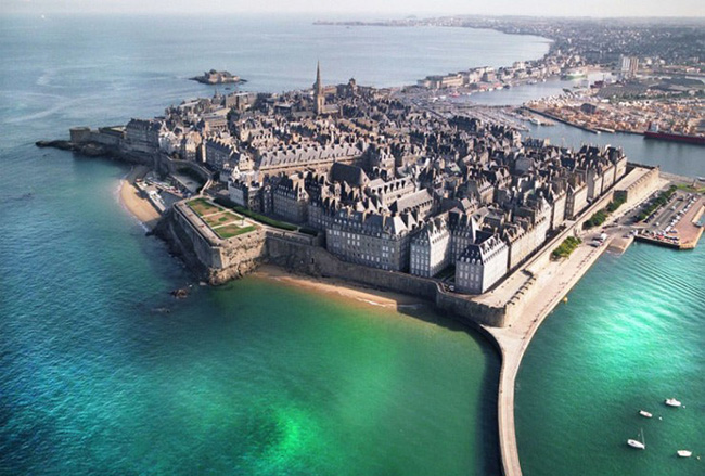 2. Saint-Malo, Ph&aacute;p: Saint-Malo l&agrave; một th&agrave;nh phố cảng với những bức tường tường&nbsp;bao xunhg quanh, nằm tr&ecirc;n eo biển đẹp như tranh vẽ. D&acirc;n số của th&agrave;nh phố xinh đẹp l&agrave; rất khi&ecirc;m tốn nhưng n&oacute; lại tăng mạnh v&agrave;o m&ugrave;a du lịch.
