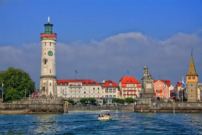 4. Lindau, Bavaria, Đức: Th&agrave;nh phố nằm ở một nơi độc đ&aacute;o tr&ecirc;n một h&ograve;n đảo ở Hồ Constance.&nbsp;
