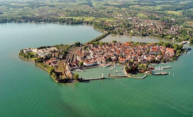 Bến cảng c&oacute;&nbsp;bức tượng tuyệt đẹp l&agrave; con sư tử, một biểu tượng của Bavaria. Lindau l&agrave;&nbsp;điểm đến du lịch nổi tiếng với&nbsp;khung cảnh thi&ecirc;n nhi&ecirc;n tuyệt đẹp.
