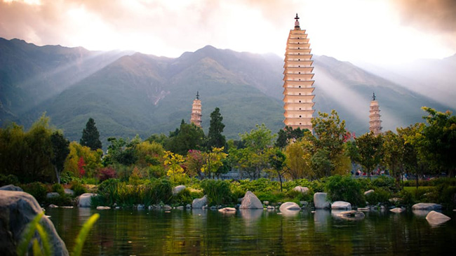 S&ugrave;ng Th&aacute;nh tự Tam Th&aacute;p, Đại L&yacute;, V&acirc;n Nam: Ng&ocirc;i th&aacute;p cổ nhất trong số 3&nbsp;ng&ocirc;i th&aacute;p Phật gi&aacute;o n&agrave;y c&oacute; từ giữa thế kỷ thứ 9. Với chiều cao 69m v&agrave; 16 tầng, n&oacute; l&agrave; "t&ograve;a nh&agrave; chọc trời" v&agrave;o thời nh&agrave; Đường v&agrave; l&agrave; ng&ocirc;i ch&ugrave;a cao nhất ở Trung Quốc.
