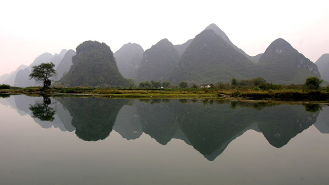 Dương S&oacute;c, Quảng T&acirc;y: Đi thuyền tre c&oacute; thể l&agrave; c&aacute;ch tốt nhất để ngắm Dương S&oacute;c, thị trấn ven s&ocirc;ng nổi tiếng nhất với những ngọn đồi đ&aacute; v&ocirc;i v&agrave; cuộc sống l&agrave;ng ch&agrave;i truyền thống.