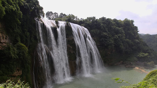 Th&aacute;c Ho&agrave;ng Quả Thụ, Qu&yacute; Ch&acirc;u: L&agrave; th&aacute;c nước cao nhất ở ch&acirc;u &Aacute;, th&aacute;c Ho&agrave;ng Quả Thụ (c&oacute; nghĩa l&agrave; "c&acirc;y ăn quả m&agrave;u v&agrave;ng")&nbsp;cao 77,8m, rộng 101m v&agrave; c&oacute; thể chi&ecirc;m ngưỡng được từ mọi g&oacute;c độ, trước, sau, tr&ecirc;n, dưới, tr&aacute;i hay phải. Thời điểm l&yacute; tưởng để tới đ&acirc;y l&agrave; khoảng th&aacute;ng 6 tới th&aacute;ng 8.