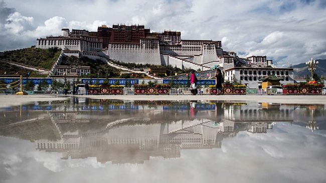 Cung điện Potala, T&acirc;y Tạng: Cao 3.700m so với mực nước biển, cung điện m&ugrave;a đ&ocirc;ng trước đ&acirc;y của Đạt Lai Lạt Ma l&agrave; cung điện cao nhất h&agrave;nh tinh. B&acirc;y giờ n&oacute; l&agrave; một bảo t&agrave;ng.