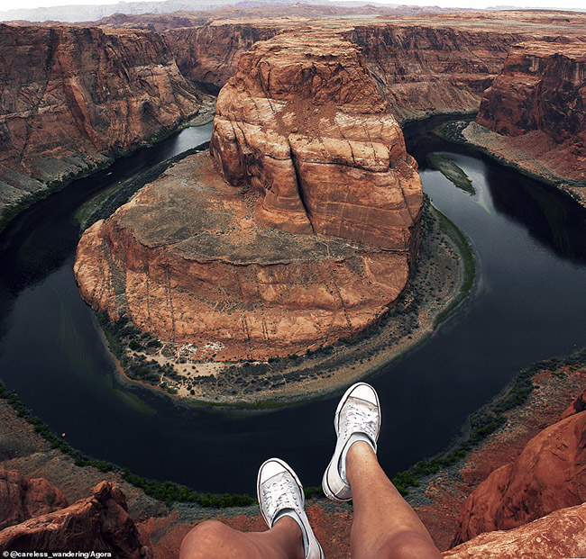 Nhiếp ảnh gia người Canada Caroline Egan đã gây ấn tượng mạnh với bức ảnh Horseshoe Bend trên sông Colorado ở Arizona.