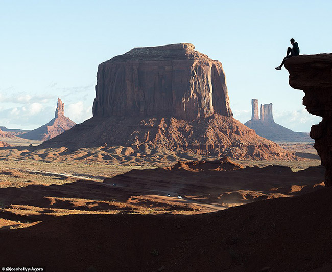 Hình ảnh ngoạn mục này của Thung lũng Monument ở Arizona được nhiếp ảnh gia người Anh Joe Shelly chụp lúc mặt trời mọc. Ánh sáng ban mai tạo thêm độ tương phản cho khung cảnh.