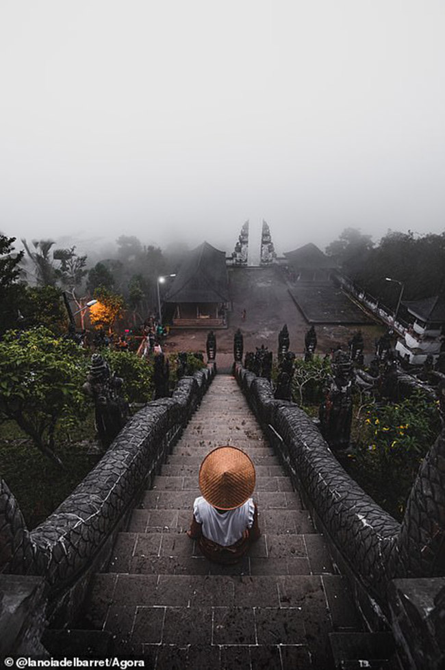 Bức ảnh đáng kinh ngạc về ngôi đền Lempuyang được bao phủ bởi sương mù ở Bali đã được gửi đến cuộc thi bởi các blogger người Tây Ban Nha Albert và Raquel.