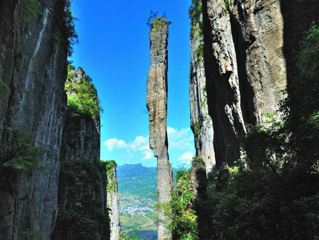 Nhất Trụ Hương, thung l&uacute;ng &Acirc;n Thi, Hồ Bắc: Giữa những hẻm n&uacute;i d&agrave;i 108km tại thung lũng &Acirc;n Thi sừng sững mọc l&ecirc;n một c&acirc;y cột đ&aacute; vững chắc cao 150m, nhưng chỉ rộng 4m. Cột đ&aacute; n&agrave;y thậm ch&iacute; vẫn đứng vững qua nhiều trận động đất.