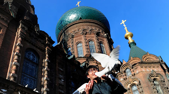 Nh&agrave; thờ Saint Sophia, C&aacute;p Nhĩ T&acirc;n, Hắc Long Giang: C&ocirc;ng tr&igrave;nh kiến tr&uacute;c theo phong c&aacute;ch t&acirc;n Byzantine cao 54m n&agrave;y được x&acirc;y dựng bởi những người Nga v&agrave;o đầu thế kỷ 20. Hiện n&oacute; trở th&agrave;nh một bảo t&agrave;ng rất đẹp.