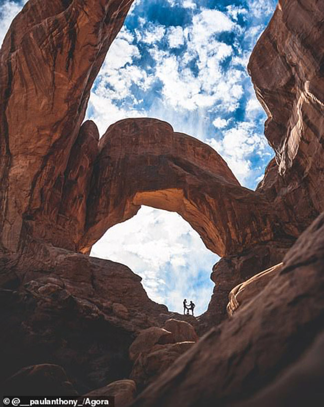 Đây là một bức ảnh tuyệt đẹp của Double Arch trong Vườn quốc gia Arches của Utah. Nó được chụp bởi nhiếp ảnh gia người Mỹ Paul Anthony.