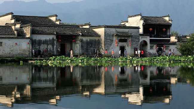 L&agrave;ng cổ Ho&agrave;nh Th&ocirc;n, An Huy: Đứng trước ngọn n&uacute;i Ho&agrave;ng Sơn h&ugrave;ng vĩ, ng&ocirc;i l&agrave;ng 900 năm tuổi Ho&agrave;nh Th&ocirc;n từ l&acirc;u đ&atilde; thu h&uacute;t du kh&aacute;ch Trung Quốc, những người y&ecirc;u th&iacute;ch sự y&ecirc;n b&igrave;nh v&agrave; kiến tr&uacute;c đặc biệt của n&oacute;.