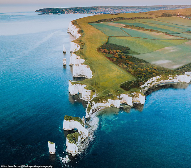Đ&acirc;y l&agrave; một bức ảnh tuyệt đẹp về Old Harry Rocks tr&ecirc;n b&aacute;n đảo Isle of Purbeck ở Dorset.&nbsp;
