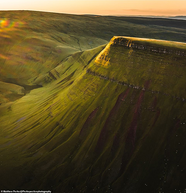 Ngọn n&uacute;i Picws Du cao 2.457ft ho&agrave;nh tr&aacute;ng ở Carmarthenshire, sừng sững tr&ecirc;n hồ Llyn y Fan Fach đẹp như tranh vẽ.
