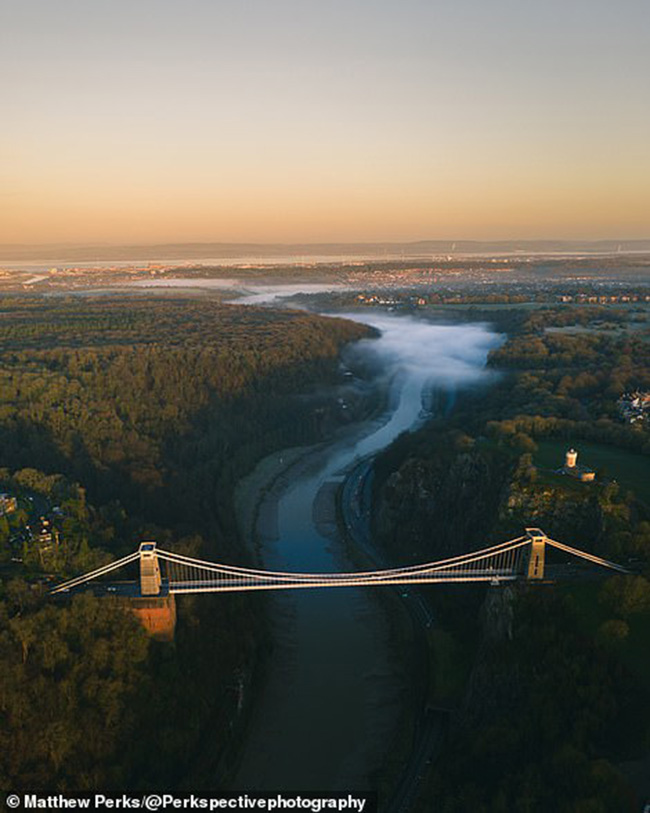 D&ograve;ng s&ocirc;ng Avon uốn lượn rất ngoạn mục b&ecirc;n dưới c&acirc;y cầu treo Clifton
