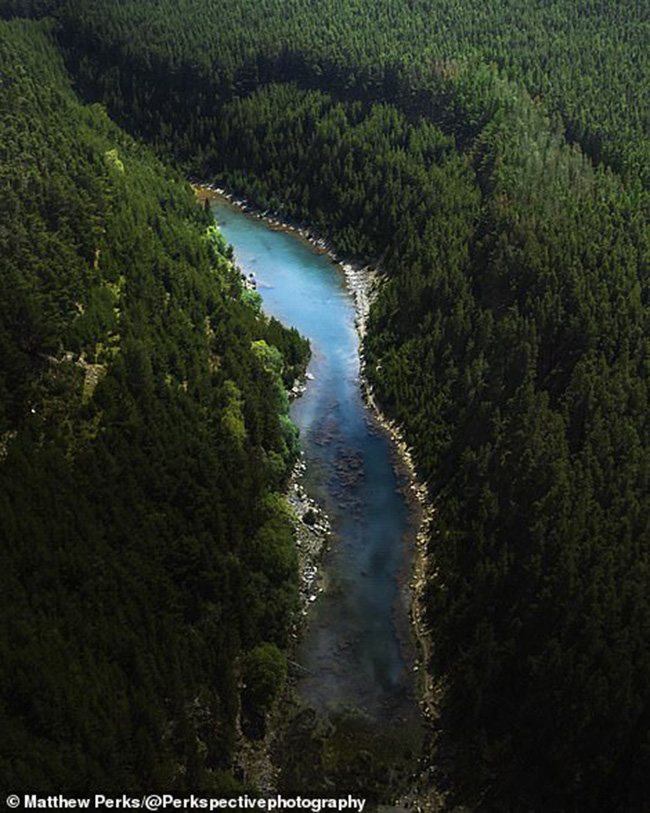 V&agrave; đ&acirc;y l&agrave; hẻm n&uacute;i Bleauncuffin mang phong c&aacute;ch nhiệt đới tuyệt đẹp, nằm tr&ecirc;n v&ugrave;ng đất thuộc sở hữu tư nh&acirc;n giữa Pontypool v&agrave; Abertillery ở Wales.
