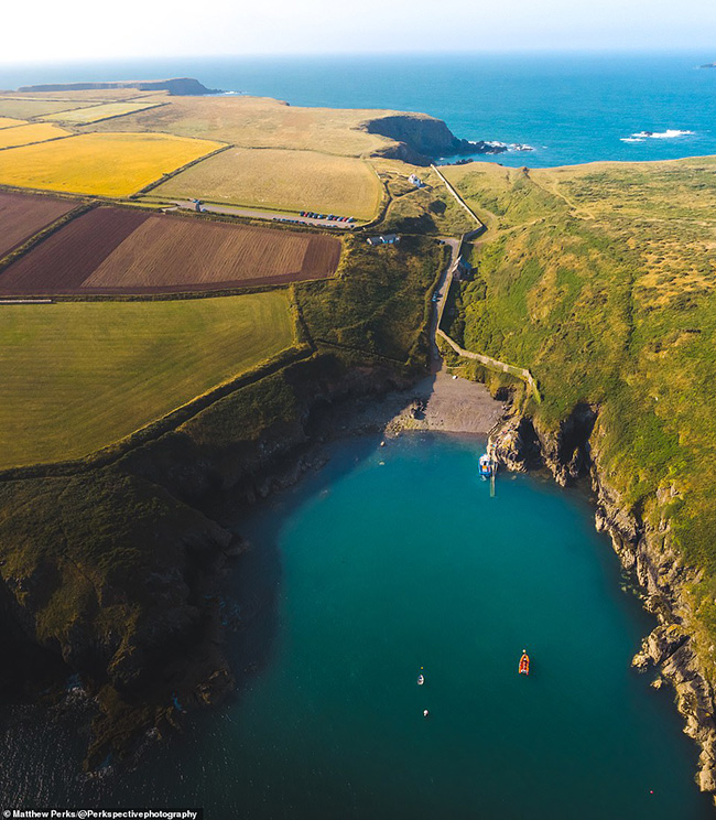 Vịnh Martin's Haven xinh đẹp nằm ở Pembrokeshire. Thường c&oacute; c&aacute;c chuyến ph&agrave; khởi h&agrave;nh từ đ&acirc;y đến đảo Skomer, nơi sinh sống của rất nhiều động vật hoang d&atilde; bao gồm chuột đồng, c&uacute; v&agrave; c&aacute; n&oacute;c.

