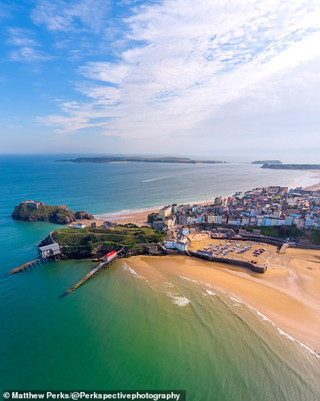Đ&acirc;y l&agrave; h&igrave;nh ảnh Tenby ở Pembrokeshire với l&agrave;n nước được thay đổi c&aacute;c sắc xanh kỳ diệu v&agrave; một kh&ocirc;ng gian thật tuyệt vời.
