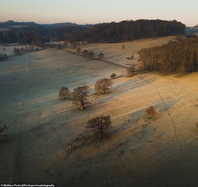 Một h&igrave;nh ảnh tuyệt đẹp từ tr&ecirc;n kh&ocirc;ng về Ashton Court Estate ở Bristol, được chụp v&agrave;o một buổi s&aacute;ng lạnh gi&aacute;.
