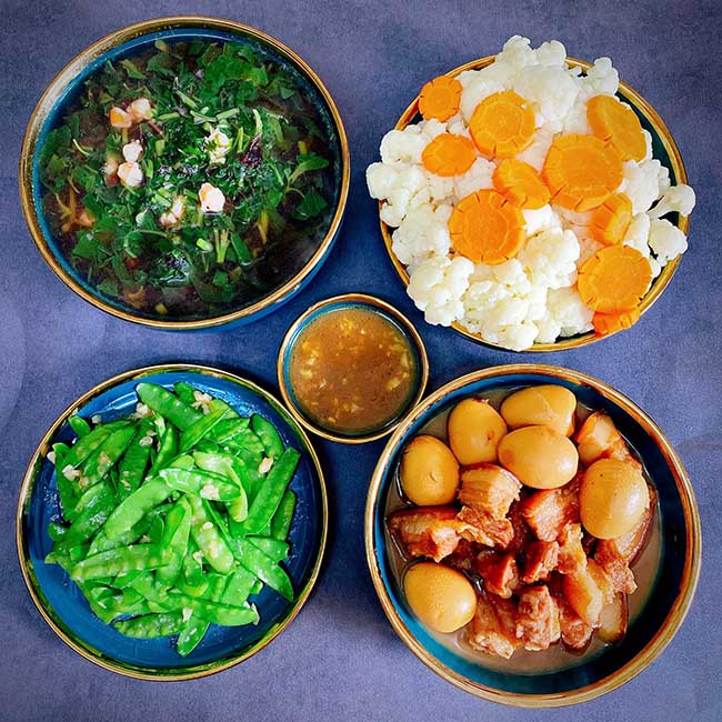 Qu&aacute;ch Tuyết (28 tuổi) hiện đang sống ở TP.HCM. Hiện c&ocirc; l&agrave;m việc tại nh&agrave; n&ecirc;n c&oacute; nhiều thời gian để nấu nướng cho chồng con. Bữa ăn của gia đ&igrave;nh c&ocirc; thường c&oacute; 3-4 m&oacute;n, ph&ugrave; hợp cho gia đ&igrave;nh 4 người. V&igrave; c&oacute; cả con nhỏ n&ecirc;n c&ocirc; cũng l&agrave;m th&ecirc;m m&oacute;n ri&ecirc;ng.

- Canh t&ocirc;m rau dền

- Thịt kho t&agrave;i

- Đậu H&agrave; Lan x&agrave;o tỏi

- S&uacute;p lơ luộc