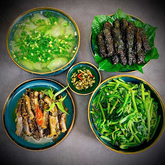 - Canh mướp hương
- C&aacute; k&egrave;o kho rau răm
- Chả l&aacute; lốt
- Rau b&iacute; x&agrave;o tỏi