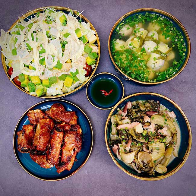 - Salad rau củ quả
- Sườn nướng ngũ vị
- Bao tử x&agrave;o dưa chua
- Cải bắp cuộn thịt nấu