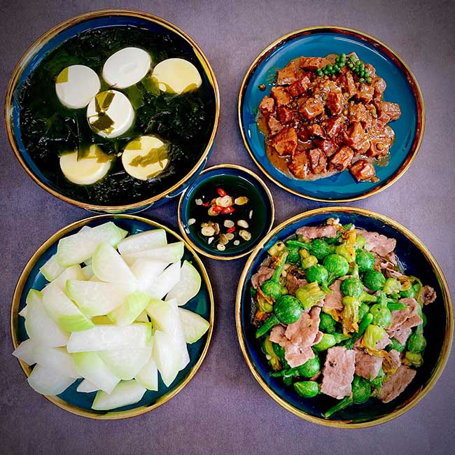 - Canh rau biển đậu hũ non
- B&ograve; x&agrave;o b&iacute; non
- Thịt b&ograve; kho ti&ecirc;u xanh
- Xu h&agrave;o luộc