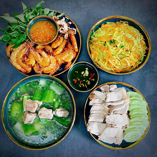 - T&ocirc;m v&agrave; bạch tuộc nướng
- Canh sườn non b&iacute; xanh
- Thịt luộc
- Su su v&agrave; c&agrave; rốt x&agrave;o