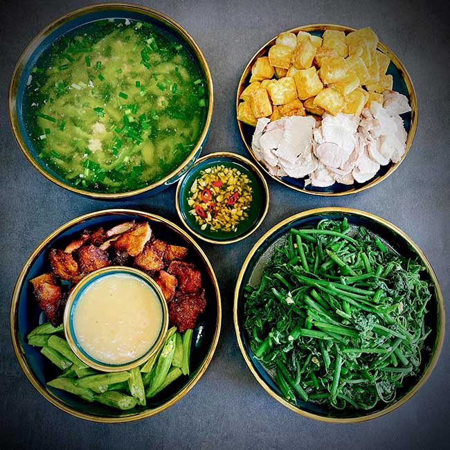 - Canh khổ qua thịt bằm
- V&uacute; heo nướng
- Su su x&agrave;o tỏi
- Thịt luộc
- Đậu chi&ecirc;n gi&ograve;n