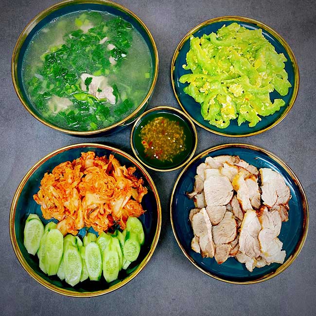 - Canh thịt bằm rau cải
- Thịt chi&ecirc;n
- Khổ qua x&agrave;o trứng
- Kim chi muối