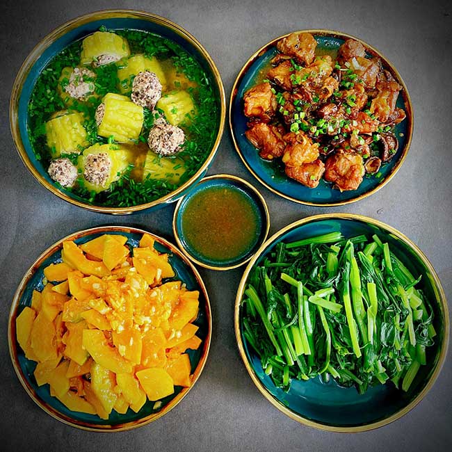 - Khổ qua nhồi thịt
- B&iacute; đỏ x&agrave;o tỏi
- Cải luộc
- Sườn non kho nấm