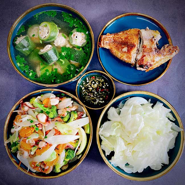 - B&iacute; ng&ograve;i nhồi thịt
- Bạch tuộc x&agrave;o thập cẩm
- C&aacute; di&ecirc;u hồng chi&ecirc;n
- Bắp cải trắng luộc