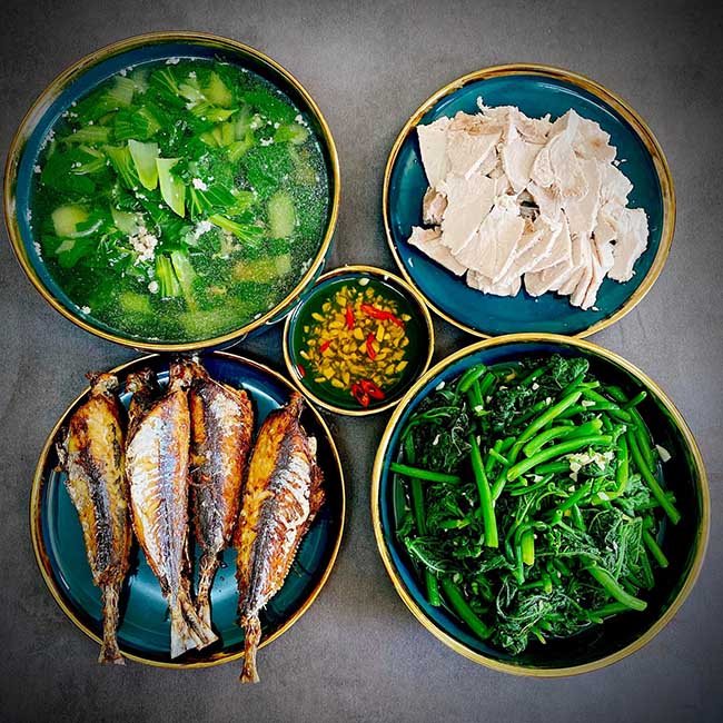 - Canh thịt bằm rau cải
- C&aacute; nục một nắng chi&ecirc;n gi&ograve;n
- Ngọn b&iacute; x&agrave;o tỏi
- Thịt heo luộc