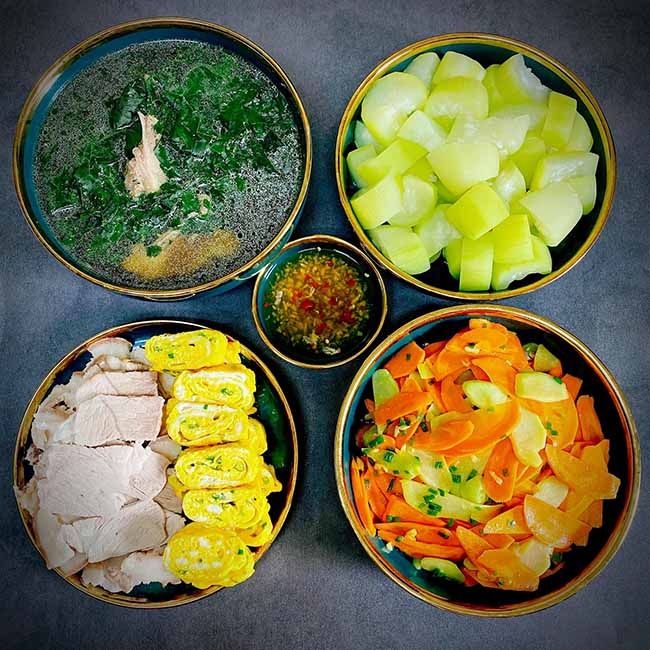 - Canh rau ng&oacute;t nấu xương
- Thịt luộc,&nbsp;trứng cuộn
- Su su v&agrave; c&agrave; rốt x&agrave;o
- Bầu luộc