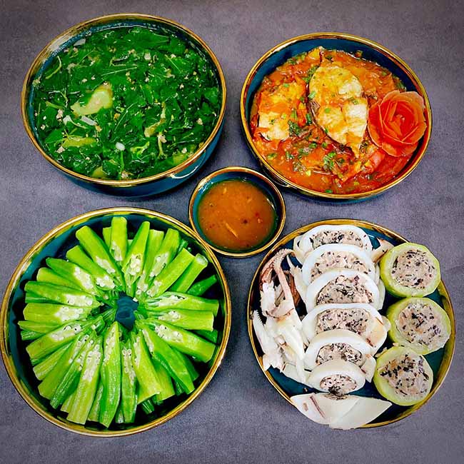 Phần lớn c&aacute;c m&oacute;n đều nấu theo sở th&iacute;ch của từng th&agrave;nh vi&ecirc;n, nhưng c&ocirc; cố gắng c&acirc;n chỉnh sao&nbsp;cho bữa n&agrave;o cũng c&oacute; thịt v&agrave; rau xen kẽ.

- Canh cua rau đay

- Mực ống nhồi thịt, b&iacute; xanh nhồi thịt hấp

- C&aacute; thu sốt c&agrave; chua

- Đậu bắp luộc