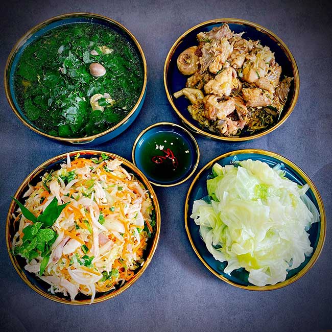 - Canh l&ograve;ng g&agrave; nấu rau ng&oacute;t
- Gỏi g&agrave;
- G&agrave; x&agrave;o sả ớt
- Bắp cải trắng luộc