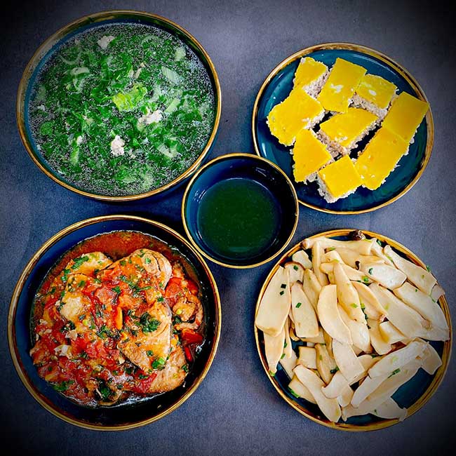 - Canh cải thảo thịt bằm
- C&aacute; thu sốt c&agrave;
- Nấm đ&ugrave;i g&agrave; sốt dầu h&agrave;o
- Mắm chưng