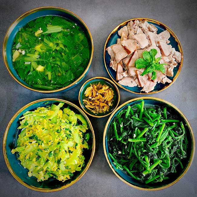 - Canh cải cay thịt bằm
- Lưỡi heo luộc
- Khổ qua x&agrave;o trứng
- B&iacute; x&agrave;o tỏi