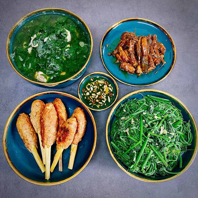 - Canh xương rau ng&oacute;t
- Thịt cuộn sả nướng
- Ngọn su su x&agrave;o
- C&aacute; bống kho ti&ecirc;u