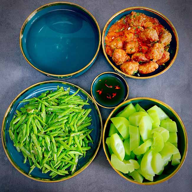 - X&aacute; x&iacute;u sốt c&agrave;
- Đậu cove x&agrave;o
- Su su luộc