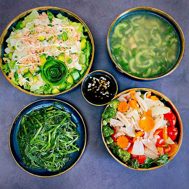 - Salad rau củ c&aacute; hồi
- Rau muống luộc
- Mực x&agrave;o thập cẩm
- Canh khổ qua v&agrave; t&ocirc;m