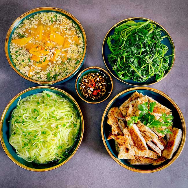 - Canh b&iacute; đỏ nấu thịt
- Chả c&aacute; th&aacute;c l&aacute;c chi&ecirc;n
- Su su x&agrave;o
- Rau khoai lang luộc