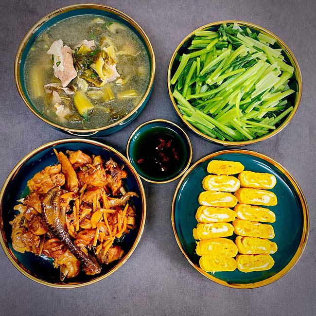 - Sườn non nấu dưa chua
- G&agrave; kho gừng
- Trứng cuộn
- Rau cải luộc