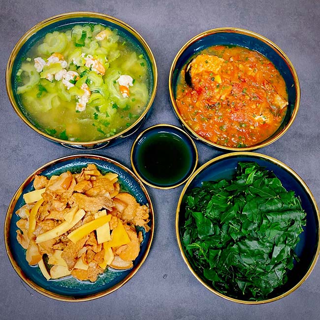 - Khổ qua nấu t&ocirc;m
- Thịt kho c&ugrave;i dừa non
- Rau ng&oacute;t luộc
- C&aacute; thu sốt c&agrave;